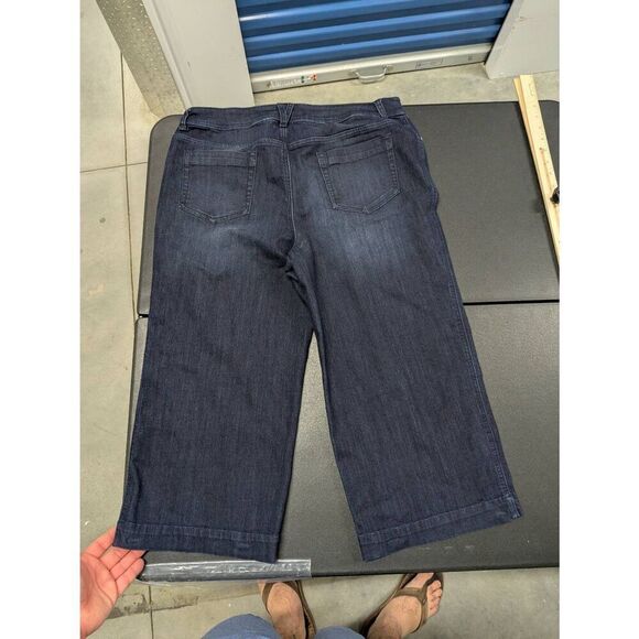 NWT Chico’s Devine Demin Wash Capri Crop Fashion Straight Leg Jeans Women’s  2 - Picture 2 of 6